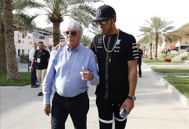 Ecclestone és Hamilton a bahreini paddockban (Fotó: Action Images)