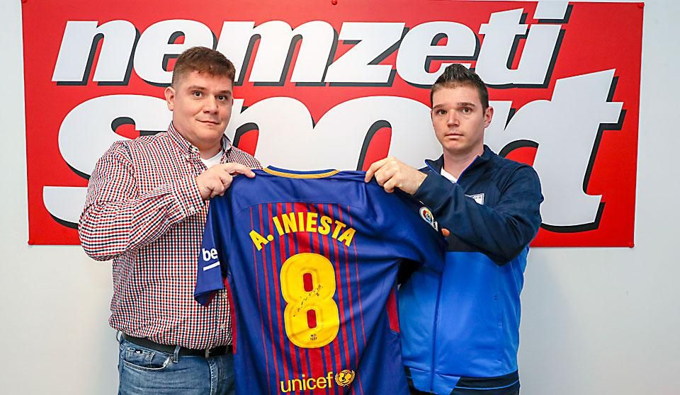 Iniesta aláírt Barca-mezére is lehet licitálni (Fotó: Szabó Miklós)