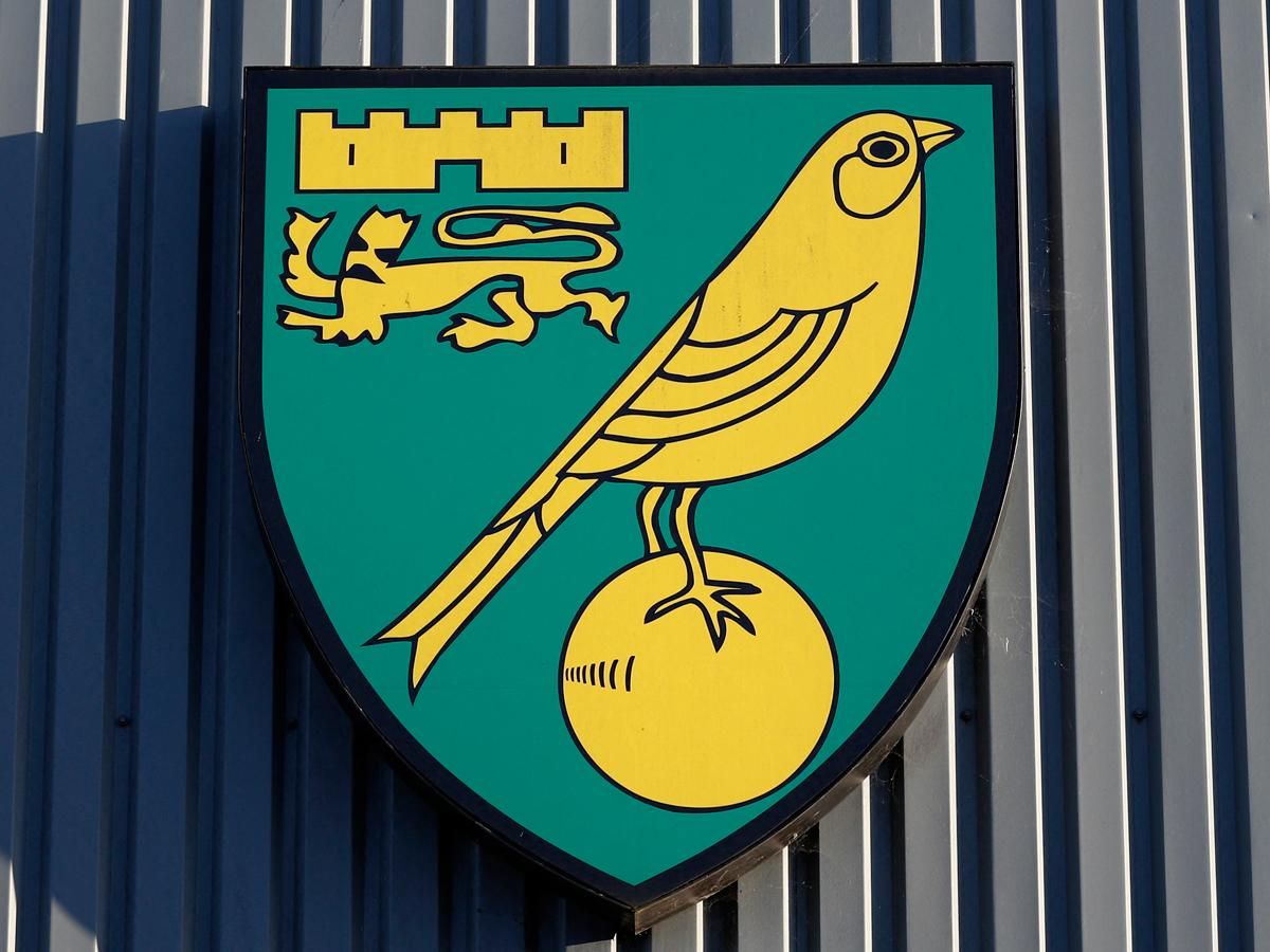 A Norwich régi címere a klub stadionjának a falán (Fotó: AFP)