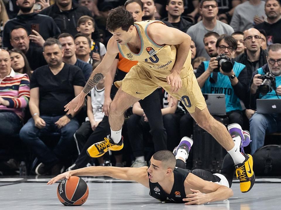 Nicolás Laprovíttola, a Barca argentin csillaga megpróbálja átugrani Jam Madart, a Partizan izraeli irányítóját (Fotó: Getty Images)