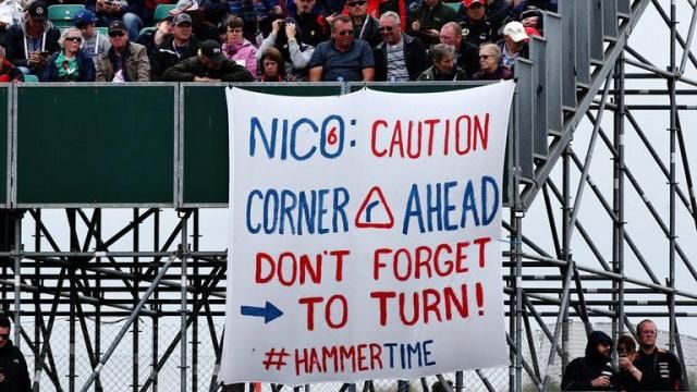 Figyelem, kanyar közeledik! Ne felejtsen el kanyarodni! – üzenték Rosbergnek az Osztrák Nagydíjon történtek után
(Forrás: WTF1)