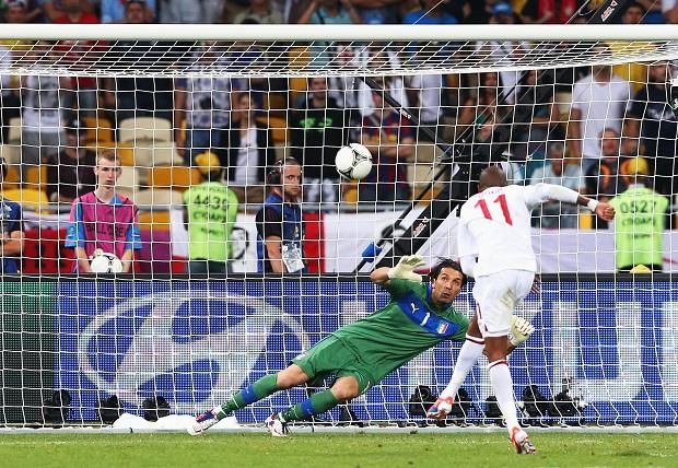 Gianluigi Buffon 2012-ben Ashley Young felső lécet találó lövését még csak „szemmel védte”, hogy aztán Ashley Cole próbálkozását már kézzel szelídítse meg (Fotó: Getty Images)