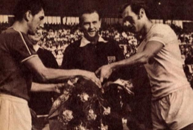 1969.  szeptember 14., Prága: a Csehszlovákia elleni vb-selejtezőn Göröcs  (balra) volt a vezérünk, s válogatottunk a 48. percben már 3:1-re  vezetett…