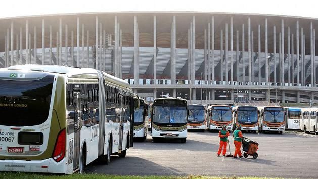 Multifunkciós stadion? A brazíliavárosi stadiont buszparkolónak is használják (Fotó: O Globo)