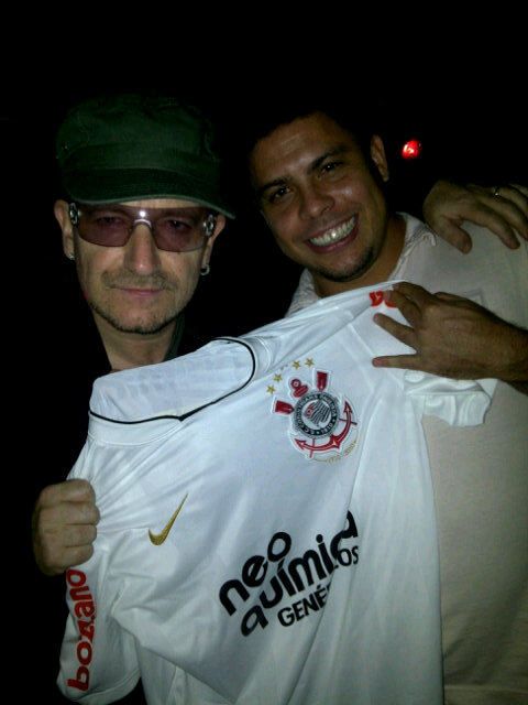 Bono és Ronaldo Corinthians-mezzel pózol (forrás: sports.yahoo.com)