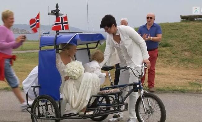 Az ifjú pár ilyen biciklis járművel érkezett az esküvőre (forrás: tv2.no)