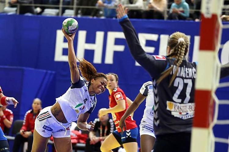 A francia Nina Kamto Njitam veszi célba a fradista Katarina Tomasevics kapuját (Fotó: Fédération Francaise de Handball)