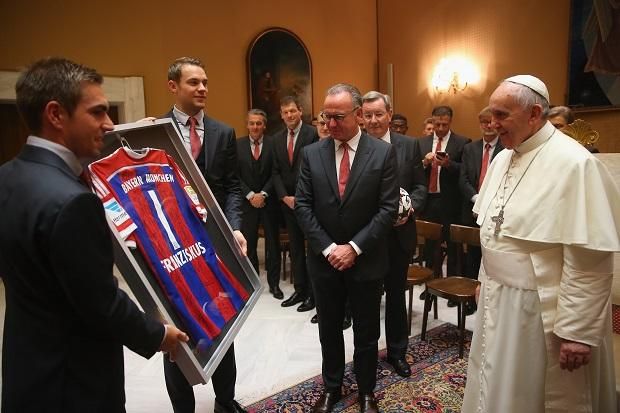 Philipp Lahm és Manuel Neuer, kezükben a pápa nevével ellátott, aláírt Bayern München-mezzel 2014 októberében