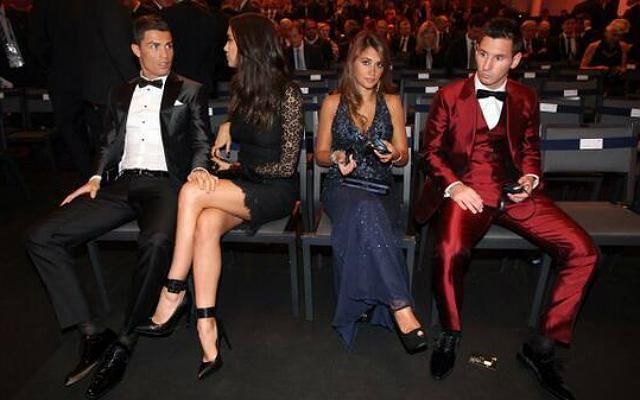 Az eredeti ülésrend: Ronaldo, Irina, valamint Antonella és Messi. A két páros tartja a távolságot