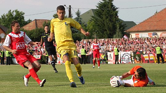 Szántai (jobbra) kifogott a diósgyőrieken, Vámosi  (középen) győztes gólt lőtt (Fotó: boon.hu)