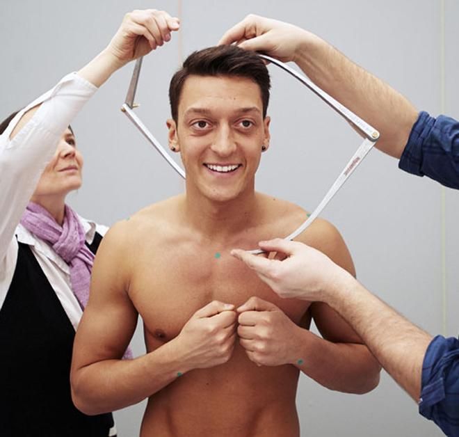 Mesut Özilről méretet vesznek a viaszszoborhoz (Fotók: Madame Tussauds)