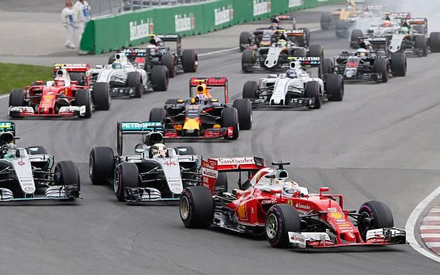 Vettel a rajtnál elhúzott a két Mercedes mellett