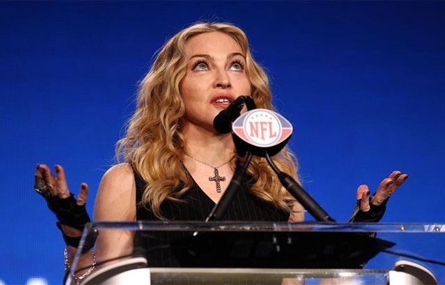 Madonna a Super Bowl sajtótájékoztatóján az égieket kérdezi (Fotó: Action Images)