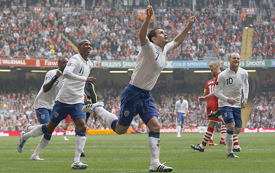 Frank Lampard a gólját ünnepli, mögötte 11-esben a 11-est kiharcoló Ashley Young (Fotó: Action Images)