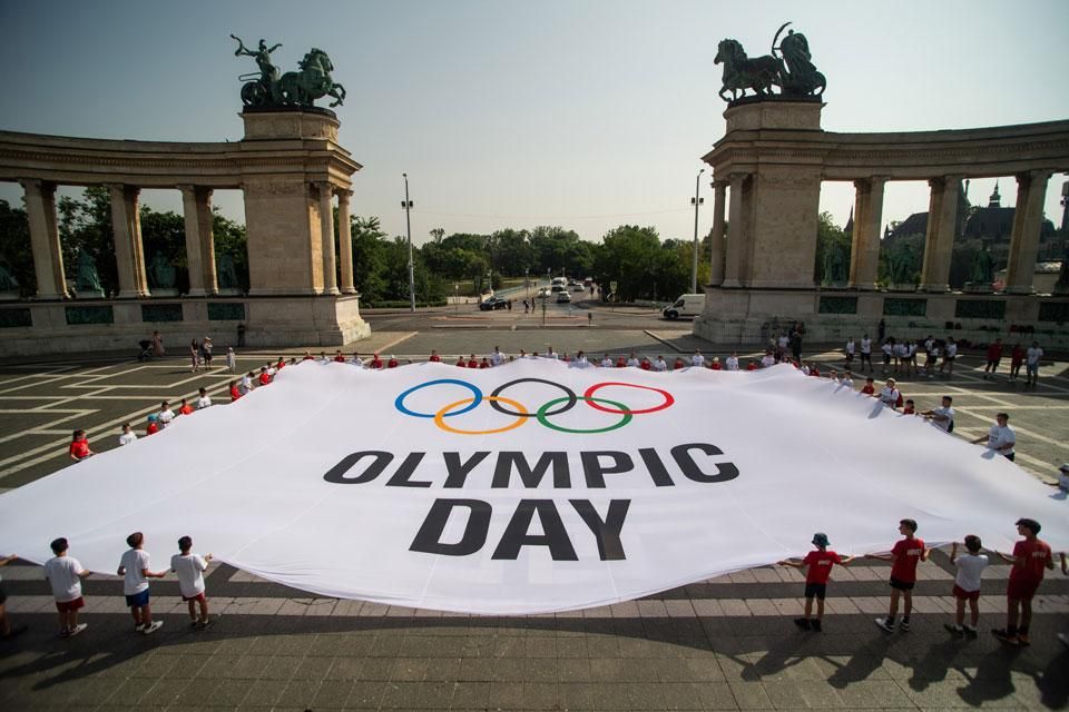 Óriási zászló hirdette az 1948 óta június 23-án ünnepelt olimpia napját a Hősök terén