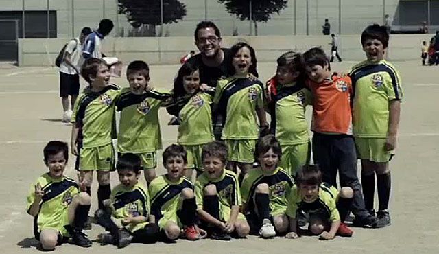 A Margatania FC boldog játékosai egy újabb vesztes mérkőzés után (Forrás: http://www.youtube.com/user/catalandesdepolonia)