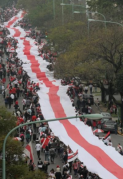 Ez pedig a legújabb csoda: a River Plate 7829 méter hosszú zászlója 
(Forrás: Guardian)