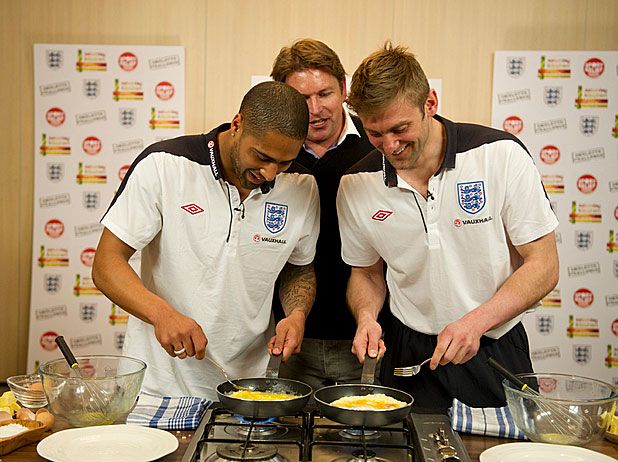 Glen Johnson és Robert Green ügyködik a tűzhely mellett (Fotó: digitalspy.co.uk)