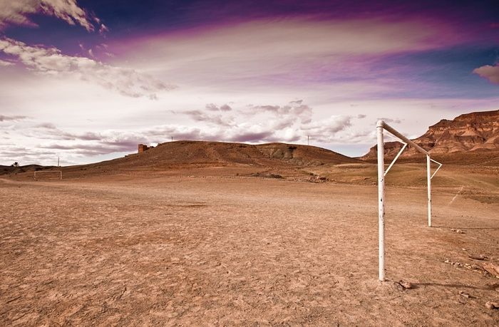 Minimalista sivatagi futballpálya Marokkóban (Fotó: theguardian.com)