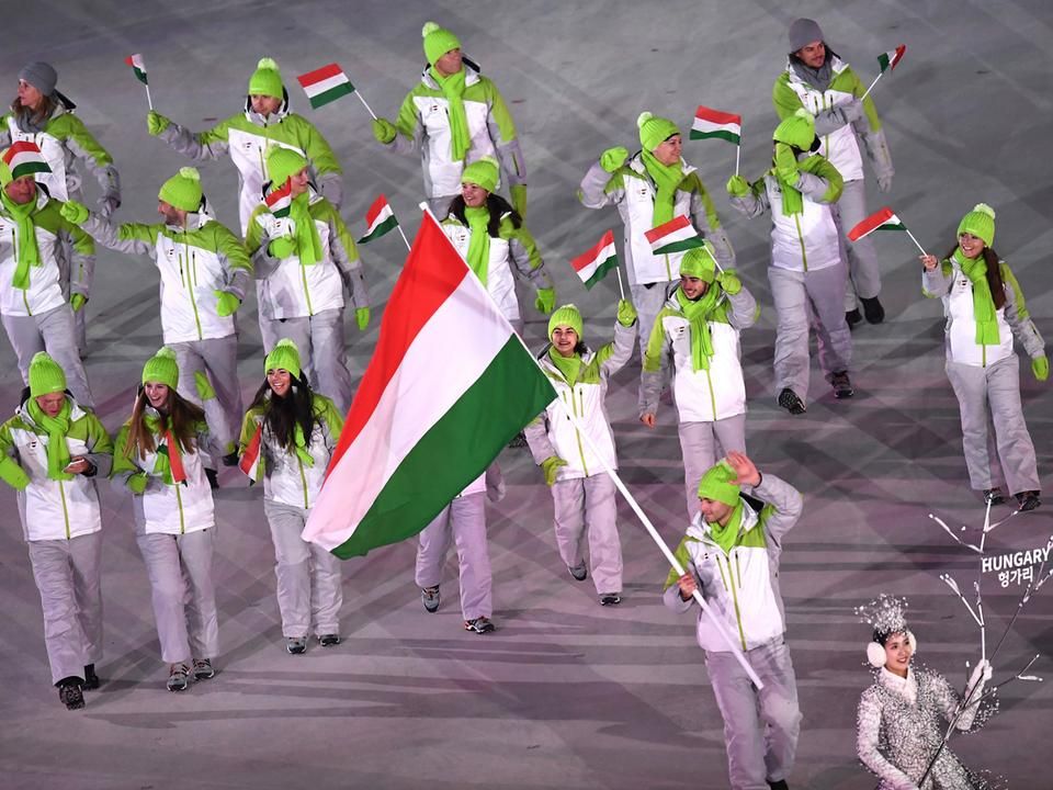 Nagy Konrád hozza a magyar zászlót (Fotó: MTI)