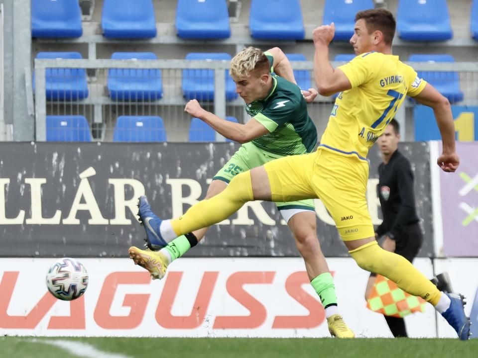 Doncsecz Levente (zöld mezben) szerezte az ajkaiak első gólját (Fotó: Nagy Gábor / Kisalföld)