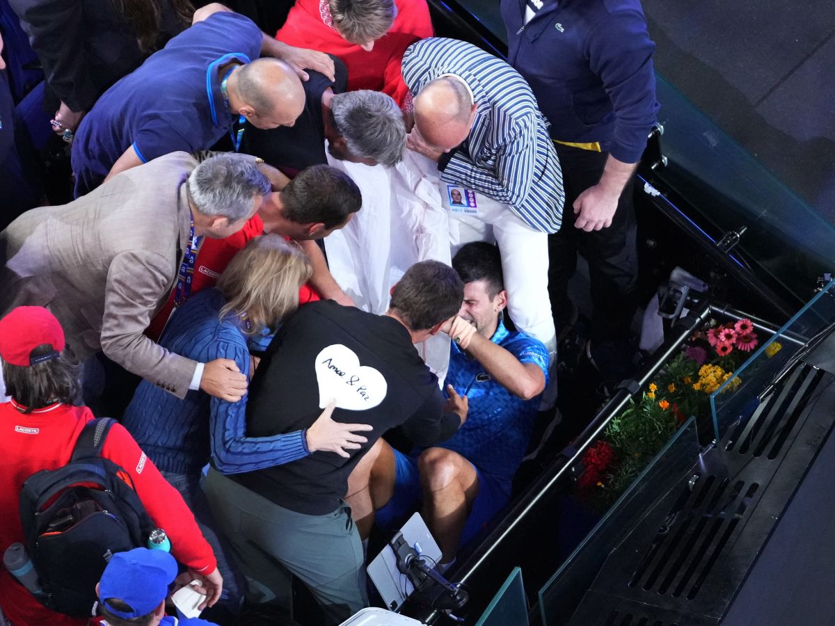Felmászott páholyába, és édesanyja, valamint testvére karjai között zokogott Novak Djokovics 22. Grand Slam-győzelme után (Fotó: Reuters)