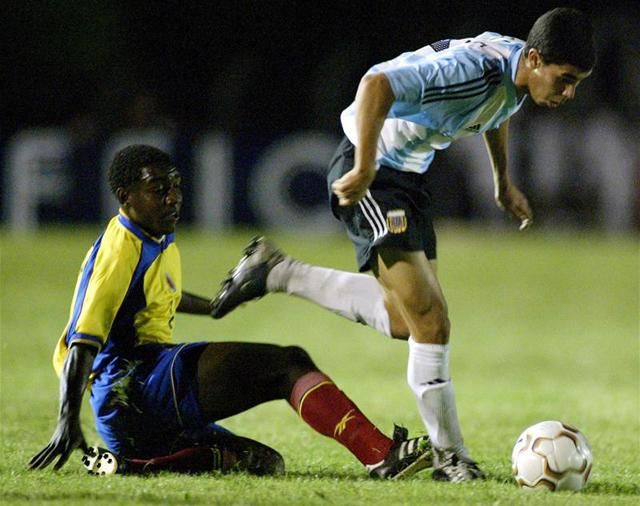 Az ifjú Perea az argentin Emanuel Rivas ellen küzd egy U20-as meccsen 2003-ban (Fotó: Action Images)