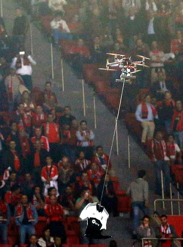 Drónok osztogattak mezeket a Benfica meccsén (Forrás reddit.com)