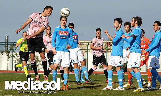 Novothny Soma (balról az első kék mezes) a Palermo  elleni meccsen (Fotó: mediagol.it)