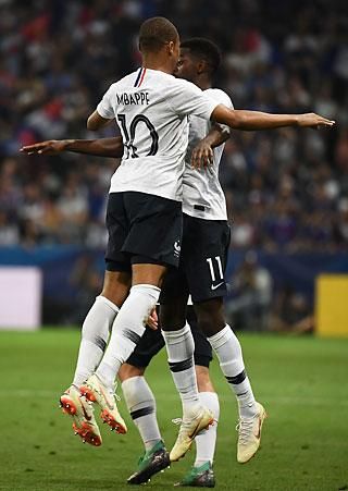 Mbappé és Dembélé gólöröme (Fotó: AFP)