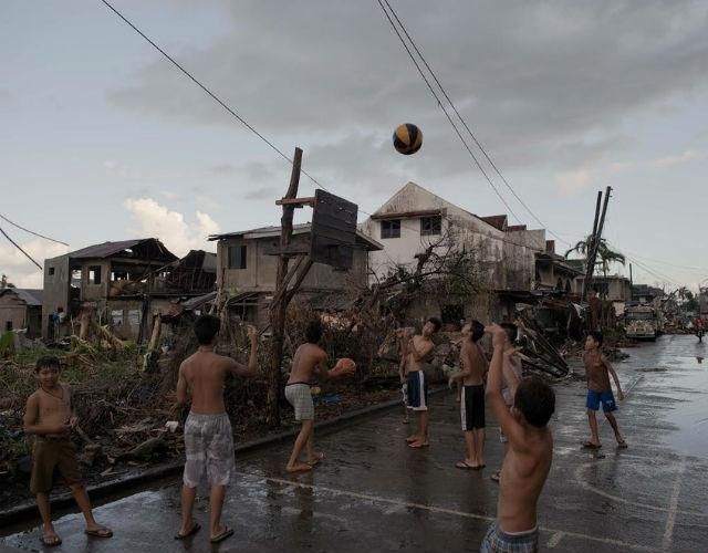 A pusztító tájfun romjai között is kosaraznak a Fülöp-szigeteken  (Fotó: buzzfeed.com)