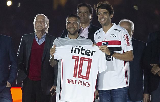 Kaká örömmel adta át a 10-es mezt Dani Alvesnek (Fotó: AFP)