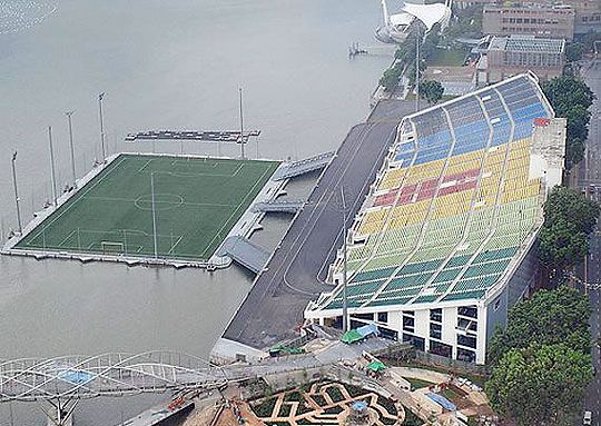 Az úszó stadion a Marina-öbölben