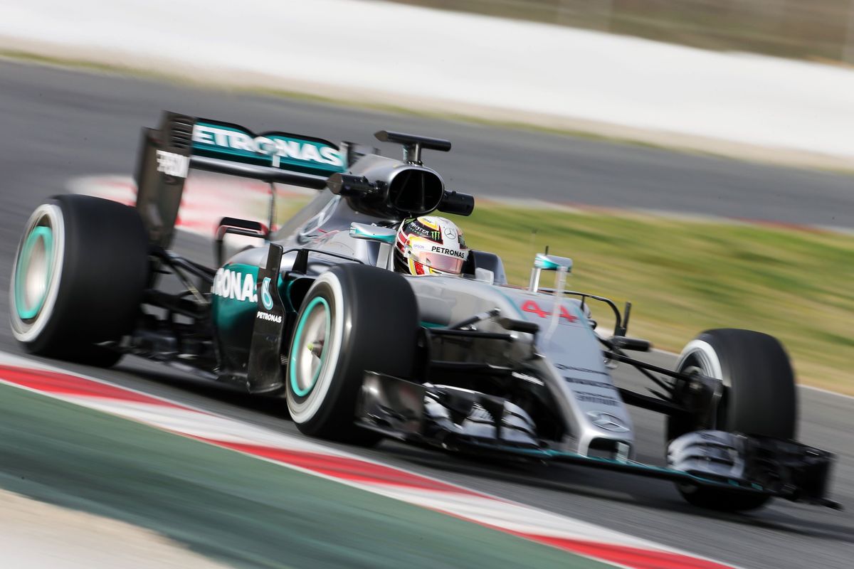 Hamilton áll az élen a Mercedesszel – nem meglepetés