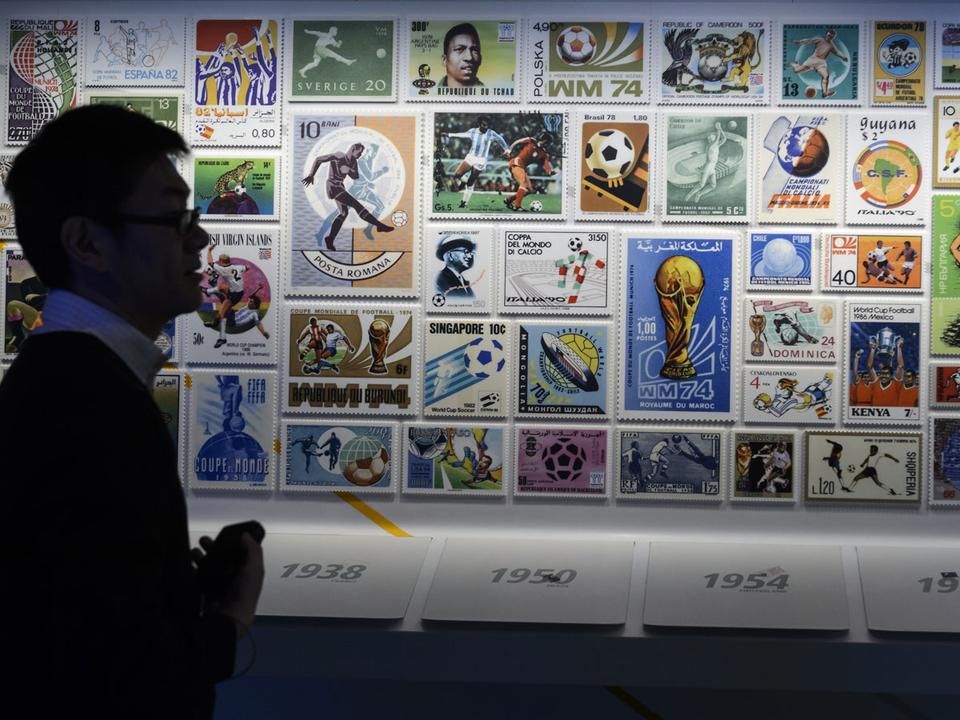 A labdarúgó-világbajnokságokról megjelentetett bélyegek sora a kiállítótérben (Fotó: AFP)