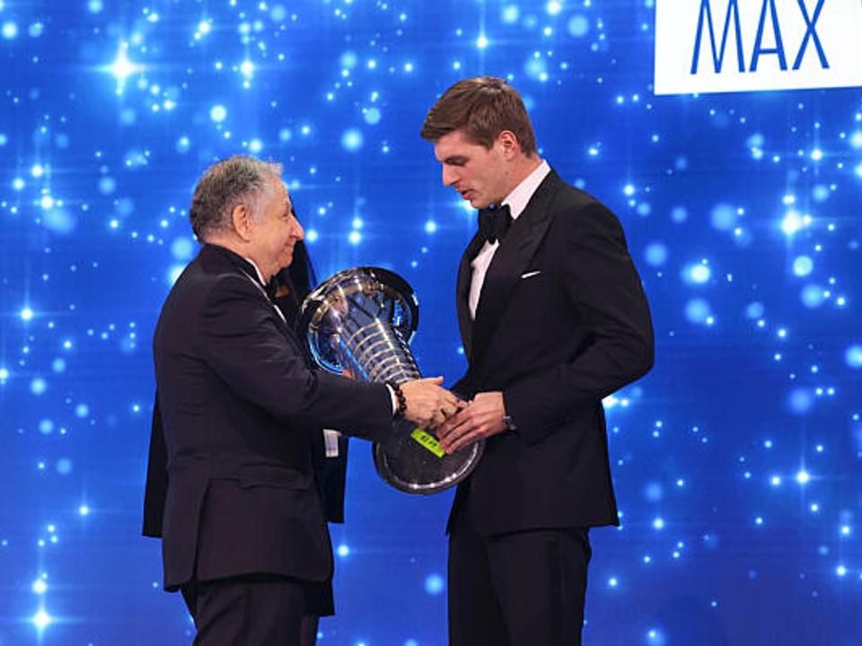 Max Verstappen egyenesen az FIA elnökétől kapta meg az F1-es világbajnoknak járó trófeát (Fotó: DPPI)