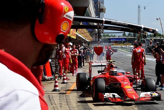 Kimi Räikkönen ekkor még nem tudta, hogy a csalódást jelentő hetedik helyen végez az időmérőn (Fotó: AFP)