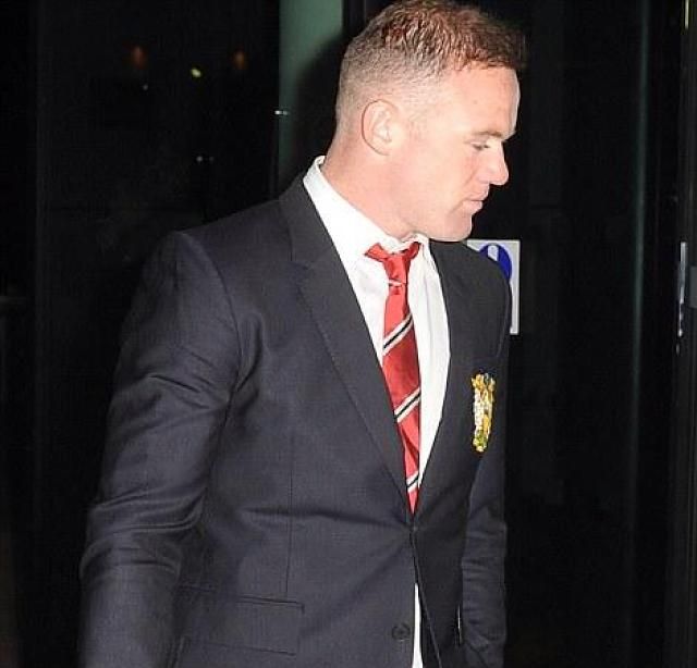 Mosoly sehol! Wayne Rooney borús hangulatban érkezett a partira  (Forrás: Daily Mail)