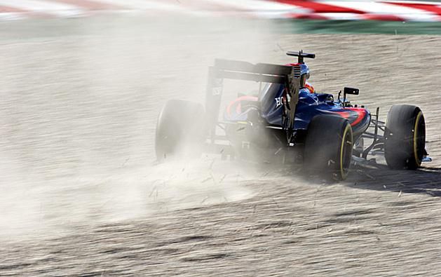Alonso folyamatosan köröz, kellenek a kilométerek a Honda-motornak