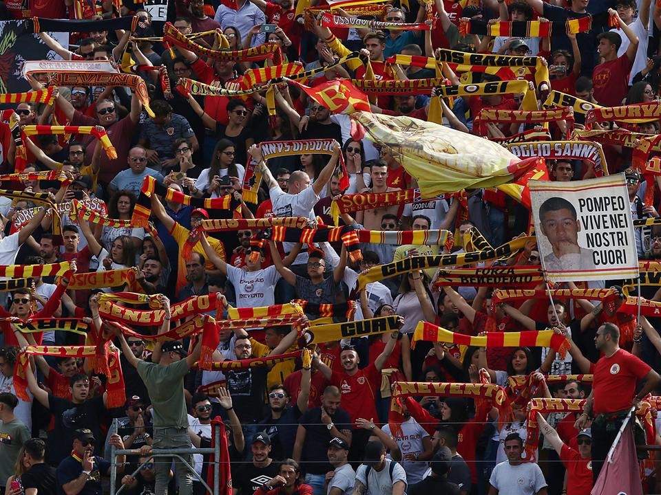 A Benevento szurkolótábora a rémes szezonrajt ellenére is kitart az újonc mellett (Fotó: AFP)