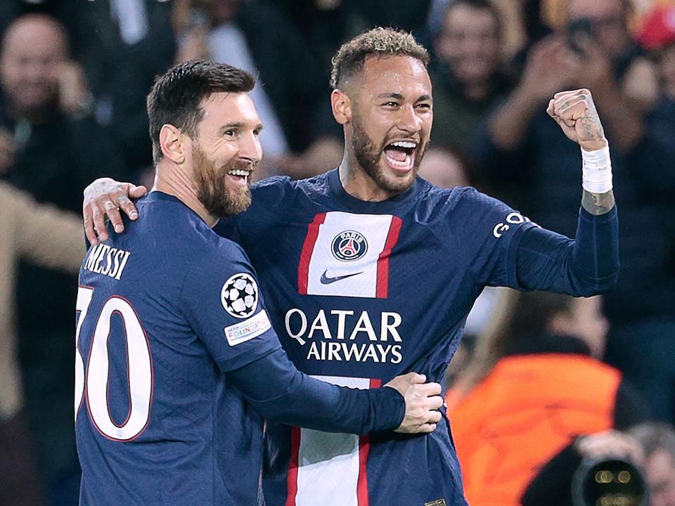 Lionel Messi (balra) két góllal, két gólpasszal zárt, Neymar is lőtt egy gólt (Fotó: AFP)