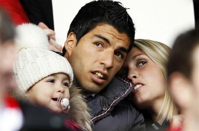 Delfina, Luis és Sofia – a Suárez család az Anfield lelátóján (Fotó: Action Images)