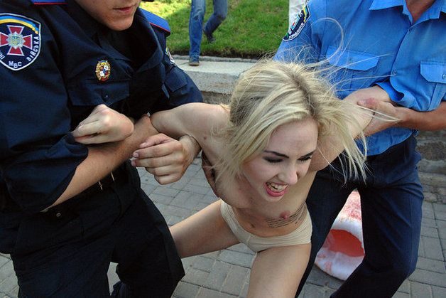 Mindenkit begyűjtöttek a kiérkező rendőrök (Fotó: femen.livejournal.com)