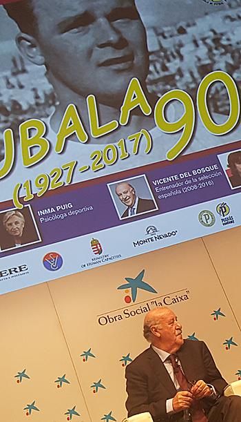 A madridi megemlékezésen a világ legjobb edzőinek 
egyikévé avanzsáló Del Bosque mestereként  beszélt Kubaláról