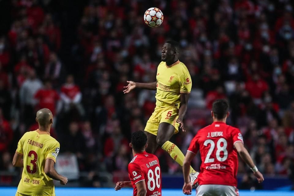 Konaté fejesével szerzett vezetést a Liverpool (Fotó: AFP)