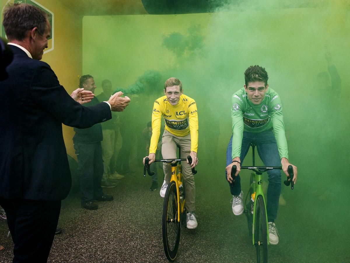 Vingegaard (sárga trikóban) és Wout van Aert kedden 's-Hertogenboschban (Fotó: AFP)