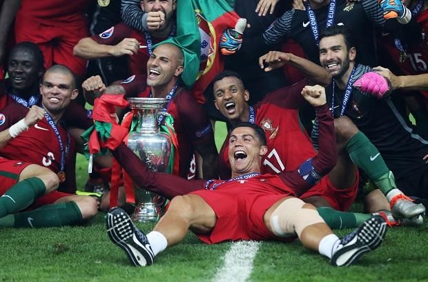 Cristiano Ronaldóék 2016-ban hosszú várakozás végére tettek pontot, és trófeához juttatták Portugáliát (Fotó: AFP)
