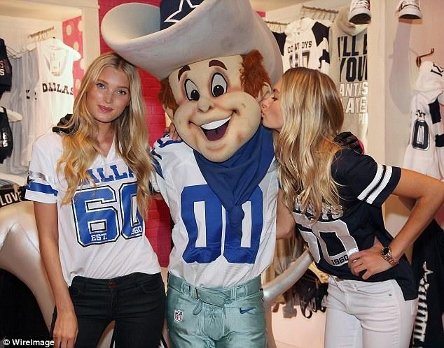 Elsa Hosk és Jessica Hart a Rowdyval, a Cowboys kabalájával