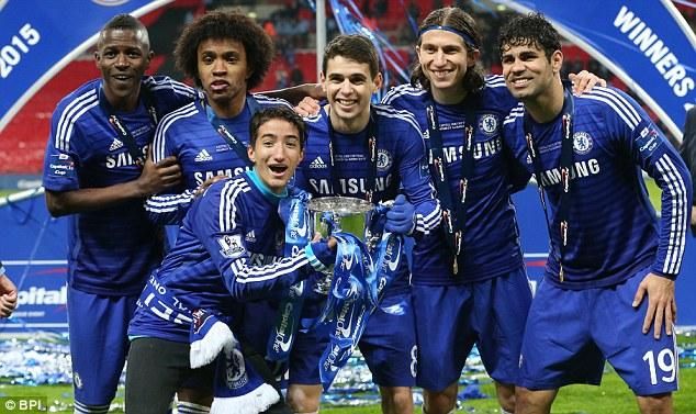 José Mário ünnepel a Chelsea játékosaival (Forrás: Daily Mail)