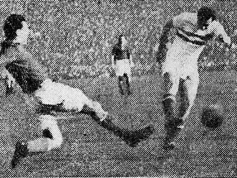Ez a harmadik gól előtti pillanat: Hidegkuti Nándor lövése után Kocsis Sándor a kapufáról kipattanó labdát fejelte a kapuba